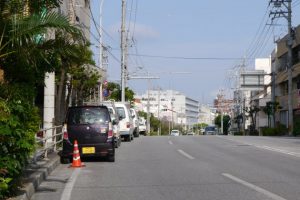 注意停泊在路邊的車輛（路邊停車