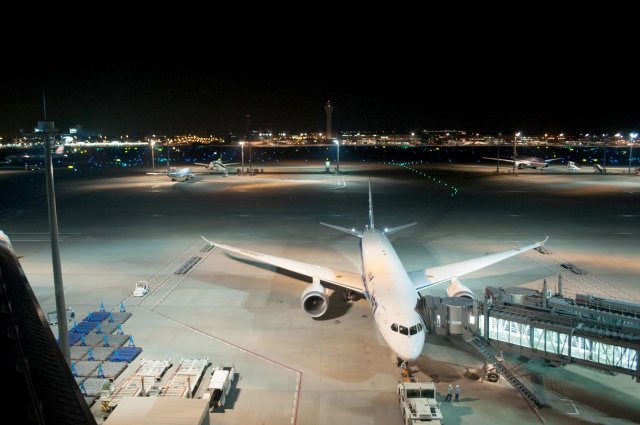 於晚上(20時後)抵達沖繩那霸機場後，即時租車展開旅程的方法